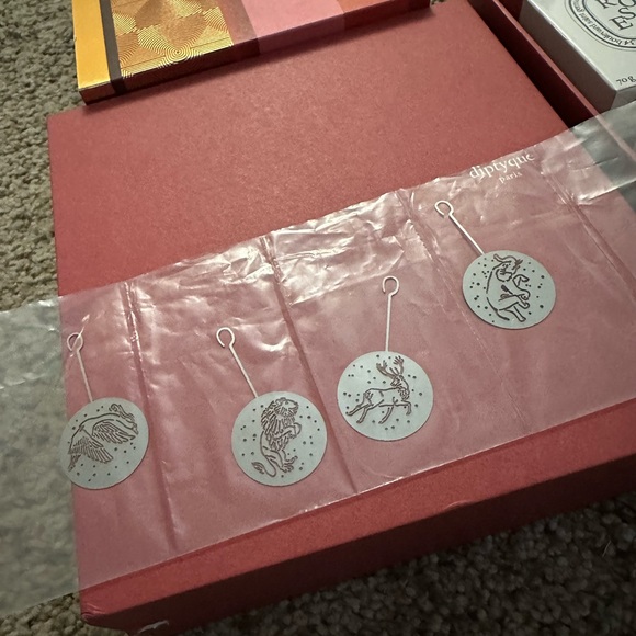 Diptyque Candles and Carousel Gift Set with gift bag BRAND NEW!! (only 4 charms) - Picture 4 of 7